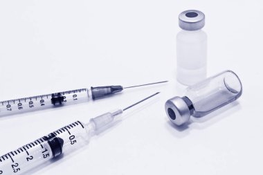 Beyaz arka plan üzerinde izole iğne plastik şırınga uyuşturucu, 1 ml ve 3 ml şişe