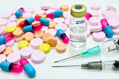 Uyuşturucu, 3 ml plastik enjektör iğne, ilaç tablet ve kapsül beyaz arka plan üzerinde izole şişe