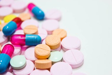 Birkaç çeşit ilaç tablet ve kapsül Isolated beyaz arka plan üzerinde