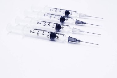 Beyaz arka plan üzerinde izole iğne ile 3 ml plastik şırınga