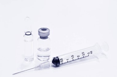 Ampul, mavi rengi, beyaz arka plan izole iğne plastik şırınga uyuşturucu veya aşı ve 3 ml şişe