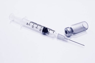 Beyaz arka plan üzerinde izole iğne plastik şırınga uyuşturucu ve 3 ml şişe