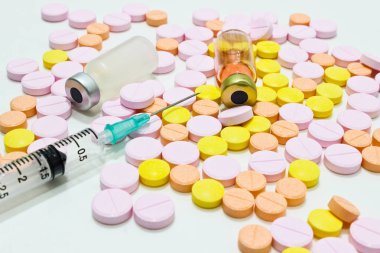 Uyuşturucu, 3 ml plastik enjektör iğne ve beyaz arka plan üzerinde izole ilaç tablet şişe