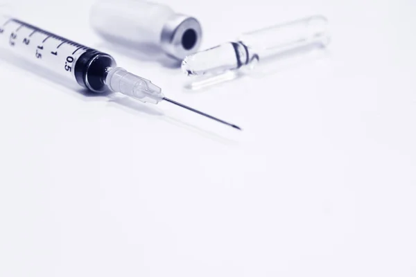 Şişe ve ampul uyuşturucu veya beyaz arka plan üzerinde izole iğne aşı ve 3 ml plastik şırınga