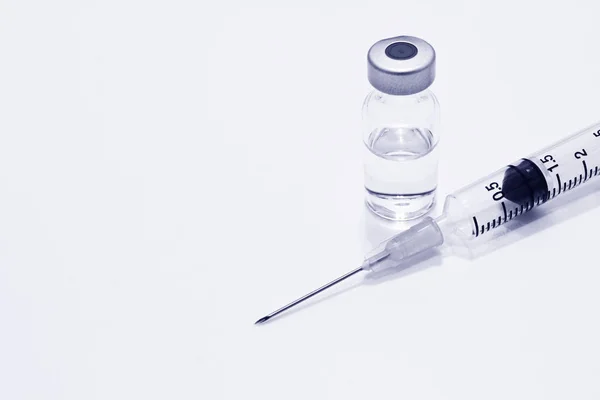 小瓶药物 疫苗和3毫升塑料注射器与针隔绝在白色背景上 — 图库照片