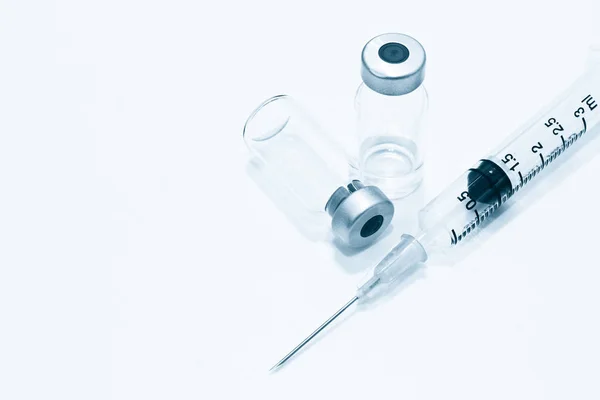 Vial Medicamento Vacuna Jeringa Plástica Con Aguja Aislada Sobre Fondo — Foto de Stock