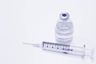 Mavi rengi, beyaz arka plan izole iğne ile ilaç ve 10 ml şırınga şişe
