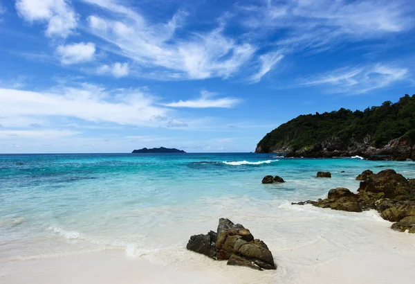 Das blaue Meer und der Himmel mit Bergen und Felsen — Stockfoto