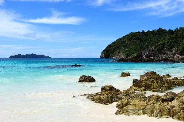 Das blaue Meer und der Himmel mit Bergen und Felsen — Stockfoto