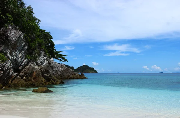 Laut biru dan langit dengan gunung dan batu — Stok Foto