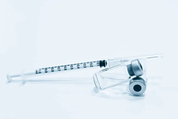 Şişe ilaç veya aşı ve iğne beyaz arka plan, mavi ton rengi izole ile 1 ml plastik şırınga — Stok fotoğraf