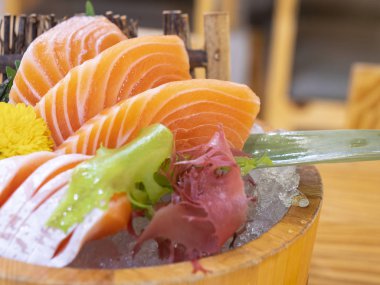 Somon balığı Restoran (Japon yiyecek çanak üzerinde dilim tatlı)