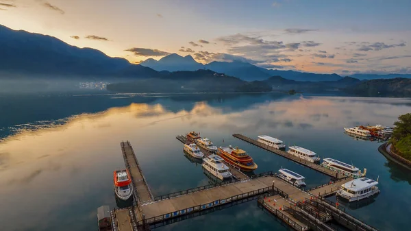 Limanın sabahları güneş ışığı güneş ay Gölü, Nantou city, Tayvan ile tekne ile uzun pozlama