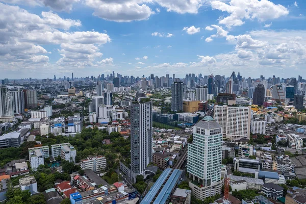 Bangkok Cityscape Modern Binanın Altında Mavi Gökyüzü Beyaz Bulut Öğleden — Stok fotoğraf