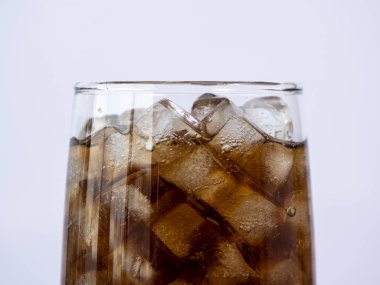 Cola meşrubat buzlu cam izole / beyaz arka plan üzerinde seçici fucus