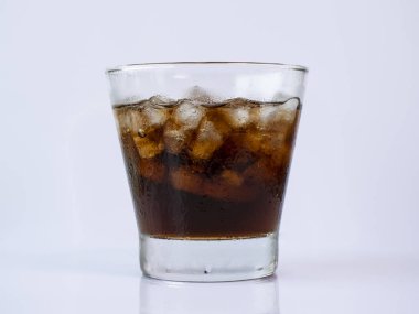 Cola meşrubat buzlu cam izole / beyaz arka plan üzerinde