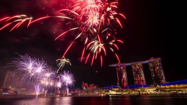 Singapur - 28 Temmuz 2018: Havai fişek, 53 Sg Singapur Ulusal Günü geçit töreni prova tarihleri Marina Bay, twilight saat