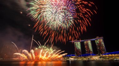 Singapur - 28 Temmuz 2018: Havai fişek, 53 Sg Singapur Ulusal Günü geçit töreni prova tarihleri Marina Bay, twilight saat