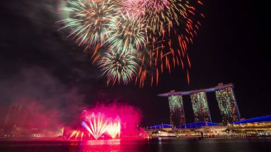 Singapur - 28 Temmuz 2018: Havai fişek, 53 Sg Singapur Ulusal Günü geçit töreni prova tarihleri Marina Bay, twilight saat