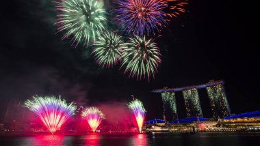 Singapur - 28 Temmuz 2018: Firewores in 53 Sg Singapur Ulusal Günü geçit töreni prova tarihleri Marina Bay, twilight saat
