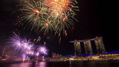 Singapur - 28 Temmuz 2018: Firewores in 53 Sg Singapur Ulusal Günü geçit töreni prova tarihleri Marina Bay, twilight saat