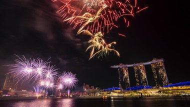 Singapur - 28 Temmuz 2018: Havai fişek, 53 Sg Singapur Ulusal Günü geçit töreni prova tarihleri Marina Bay, twilight saat