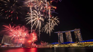 Singapur - 28 Temmuz 2018: Havai fişek, 53 Sg Singapur Ulusal Günü geçit töreni prova tarihleri Marina Bay, twilight saat