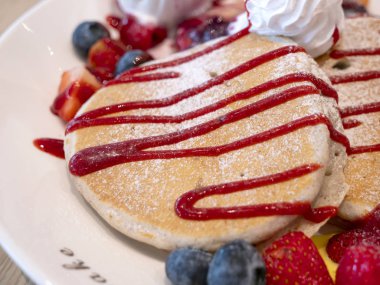 Krep ve kırbaç krem beyaz çanak ile çeşitli berry meyve, tatlı (seçici odak restoranda closeup)