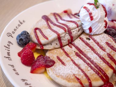 Krep ve kırbaç krem beyaz çanak ile çeşitli berry meyve, tatlı (seçici odak restoranda closeup)