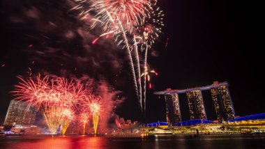 Singapur - 28 Temmuz 2018: Marina Bay kum havai fişek, Singapur Ulusal Günü yürüyüşü prova tarihleri ile (53 Sg), twilight saat