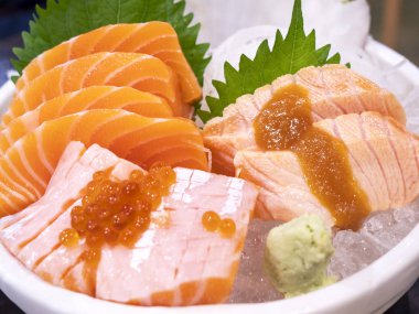 Dilim somon balığı (Japon gıda restoranda yemek tarih seçici odak)