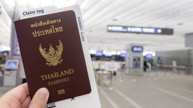Tayland Pasaportlar, biniş ve Bagaj etiketi kontrol alanında havaalanında onun elinde iddia tutan kadın