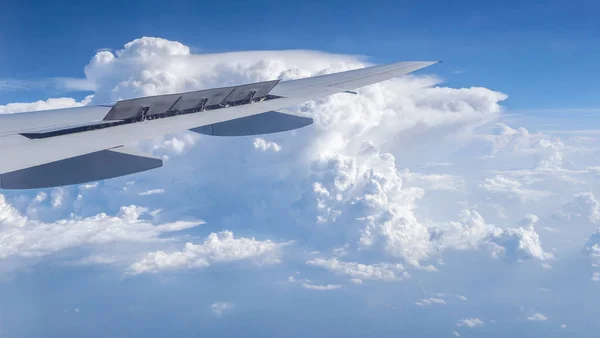 Wing Flygplan Flyga Över Blå Himmel Och Vita Moln — Stockfoto