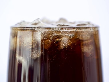 Cola meşrubat buzlu cam izole / beyaz arka plan üzerinde seçici fucus