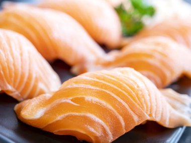 Somon suşi restoranında (seçici odak siyah çanak üzerinde Kapat) 