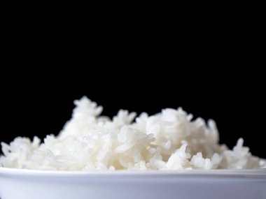 Siyah arka plan üzerine beyaz kase beyaz pirinç Buhar kapatmak