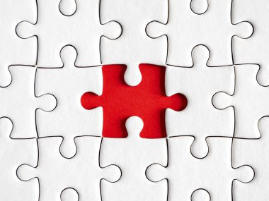 Portre bir beyaz jigsaw grubu üstten görünüm (iş kavramı kırmızı zemin üzerine eksik yanında yapboz)