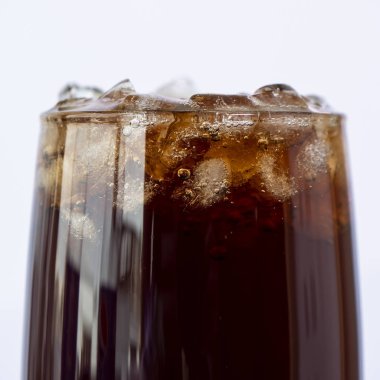 Cola meşrubat buzlu cam izole / beyaz arka plan üzerinde seçici fucus