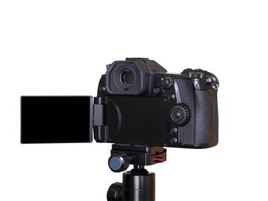 Tripod üzerinde izole / beyaz arka plan üzerinde siyah ekran ile dijital fotoğraf makinesi kadar kapatın
