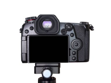 Tripod üzerinde izole / beyaz arka plan üzerinde siyah ekran ile dijital fotoğraf makinesi kadar kapatın