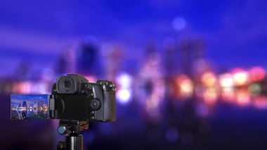 Dijital fotoğraf makinesi tripod üzerinde gece ışık cityscape bokeh arka plan üzerinde görüntülemek ile modern bina-Bangkok, Tayland, Thailand, göl yanındaki parkta