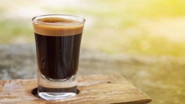 Bir fincan kahve ile güneş sabah ışığı tabloda closeup.