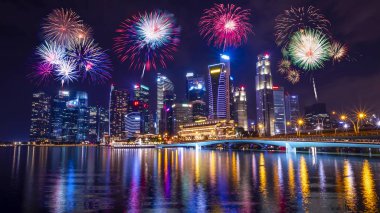 Havai fişek manzaralı cityscape gece ışık Nehri yan Singapur Skyline, twilight saat 