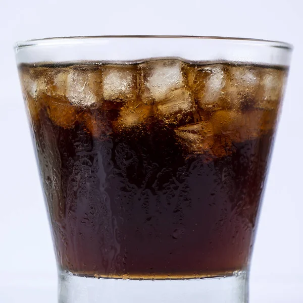 Fucus Selectivo Refresco Cola Con Hielo Vaso Sobre Fondo Aislado —  Fotos de Stock