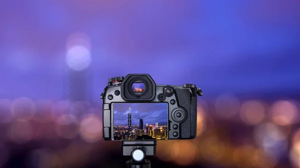 Dijital fotoğraf makinesi tripod üzerinde bokeh görünümün arka planında cityscape gece hayatı Taipei üzerinde. Tayvan şehir manzarası alacakaranlık zaman görünümden genel sahne gelin fil dağ Hiking Trail.