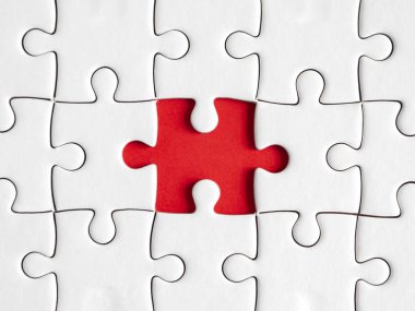 Closeup eksik yapboz grubu kırmızı arka plan (iş kavramı üzerinde)