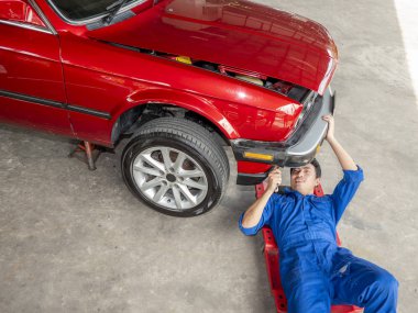 Araba garajında terden sıcak hava onarmak için mekanik mühendisi kullanım anahtarı