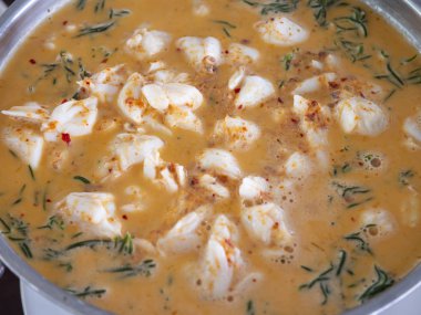 Yakın yengeç sosu chakhram yapraklarla Restoran / lezzetli deniz ürünleri Tayland (seçici odak)