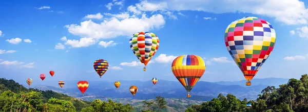 Panorama Balão Quente Colorido Voar Sobre Vista Montanha Com Céu — Fotografia de Stock