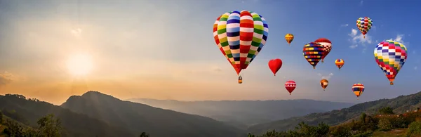 Balão de ar quente colorido voa sobre a vista da montanha 4 — Fotografia de Stock